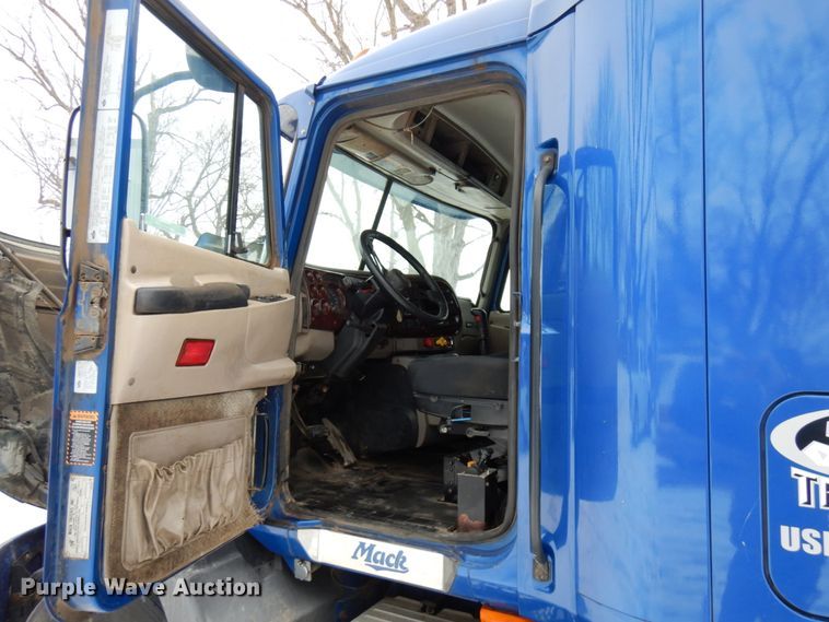 image for item IA9354 2002 Mack CX613  semi truck