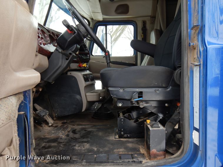 image for item IA9354 2002 Mack CX613  semi truck