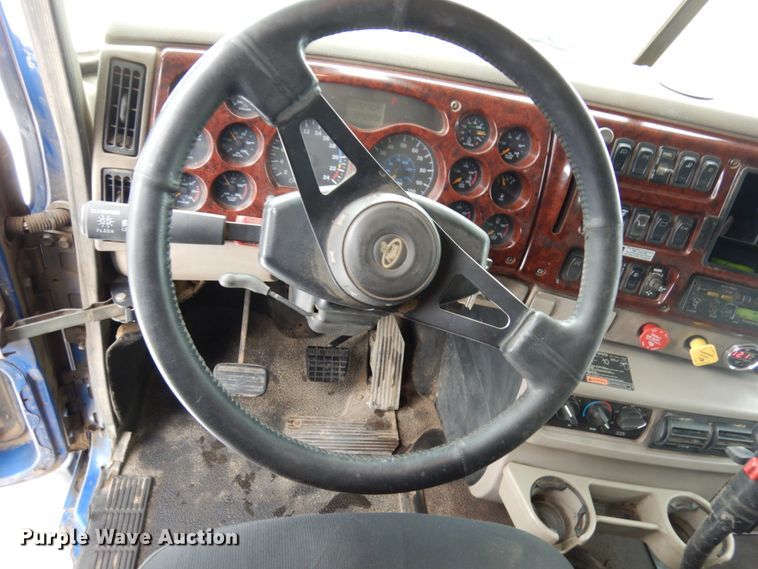 image for item IA9354 2002 Mack CX613  semi truck