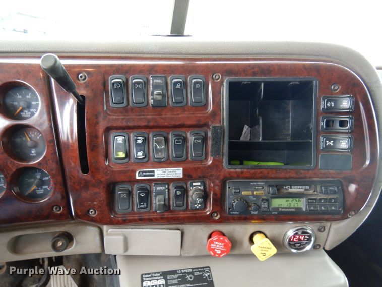 image for item IA9354 2002 Mack CX613  semi truck