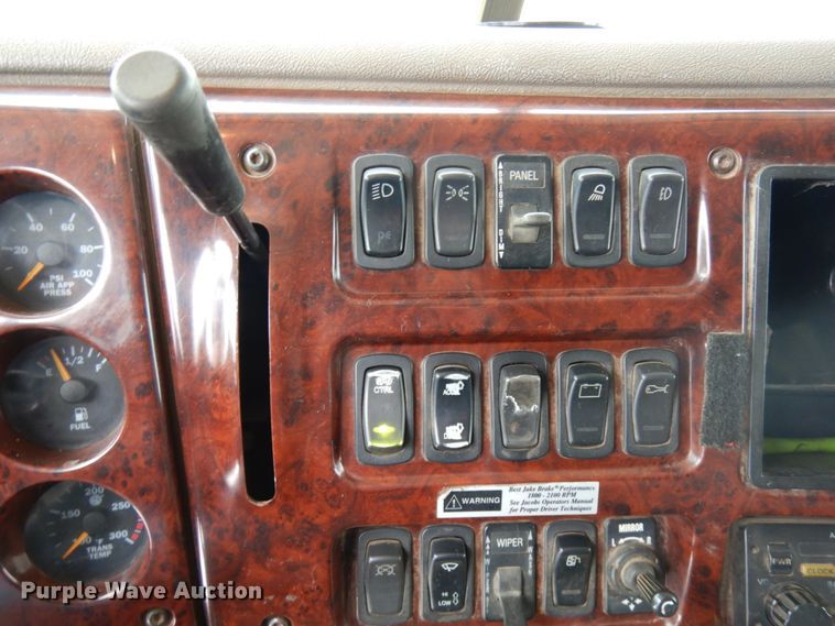 image for item IA9354 2002 Mack CX613  semi truck