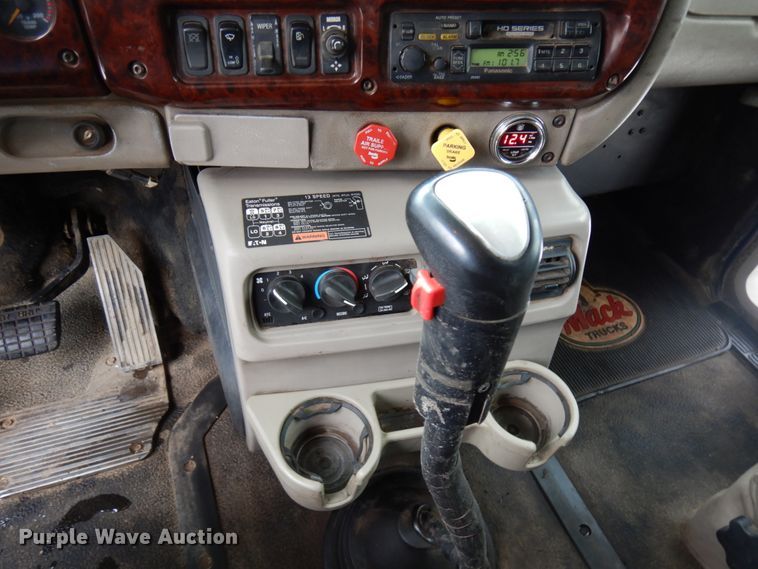 image for item IA9354 2002 Mack CX613  semi truck