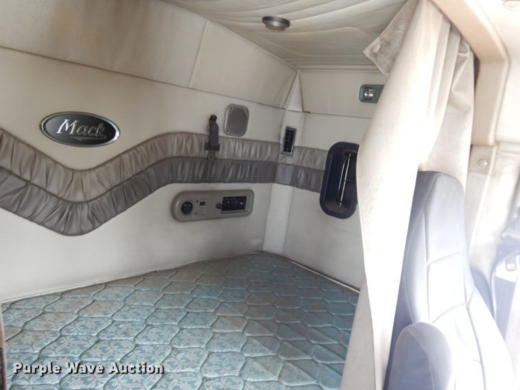 image for item IA9354 2002 Mack CX613  semi truck