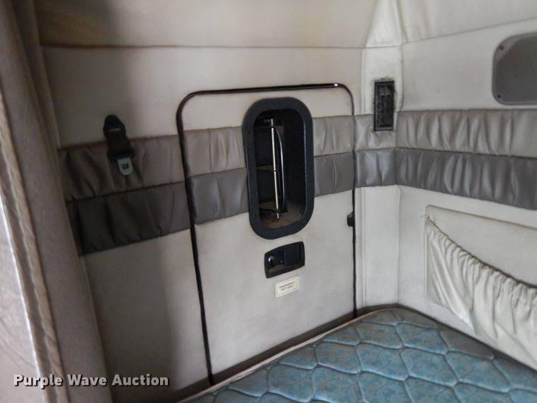 image for item IA9354 2002 Mack CX613  semi truck