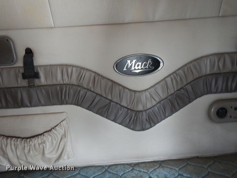 image for item IA9354 2002 Mack CX613  semi truck