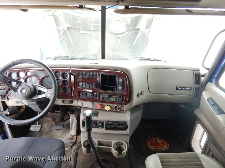 image for item IA9354 2002 Mack CX613  semi truck