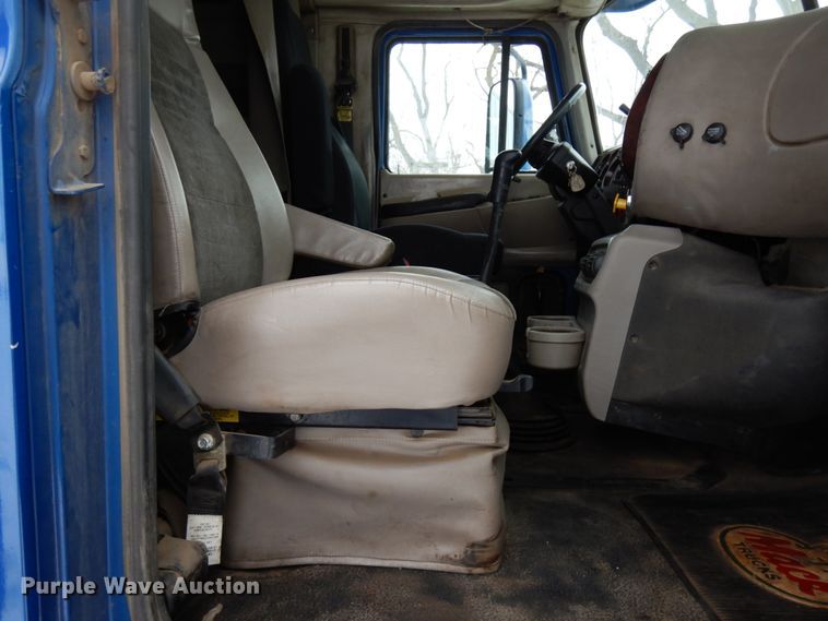 image for item IA9354 2002 Mack CX613  semi truck