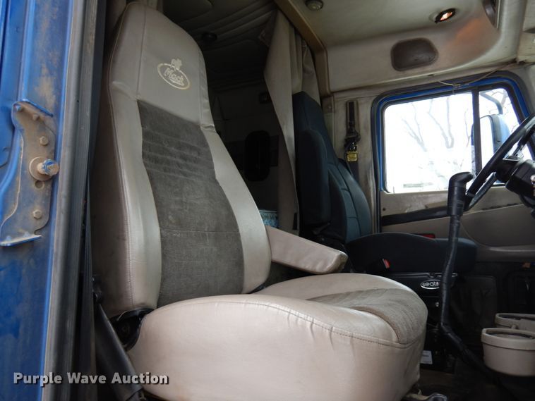 image for item IA9354 2002 Mack CX613  semi truck