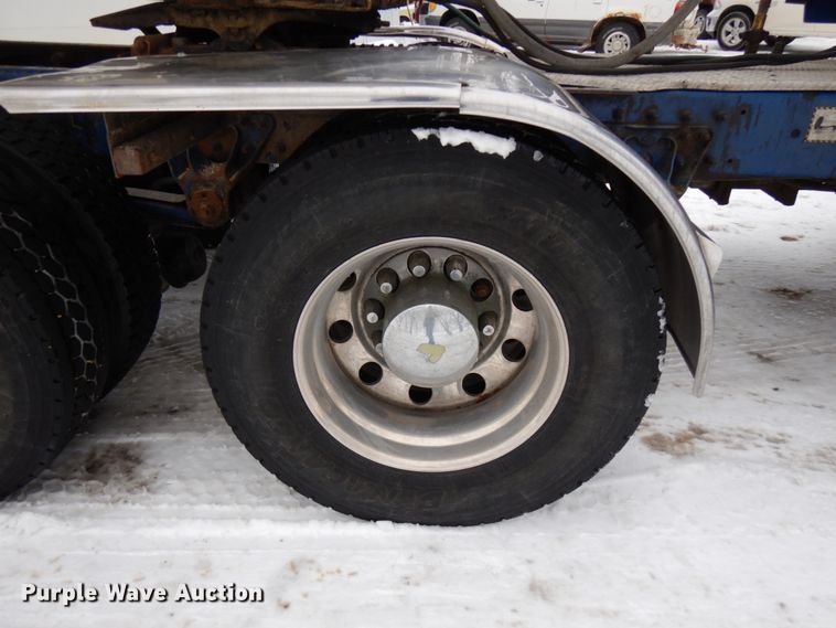 image for item IA9354 2002 Mack CX613  semi truck