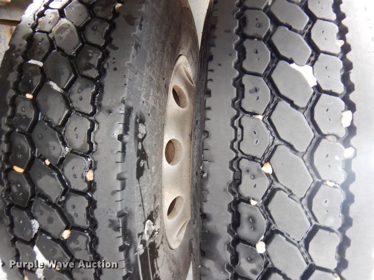 image for item IA9354 2002 Mack CX613  semi truck