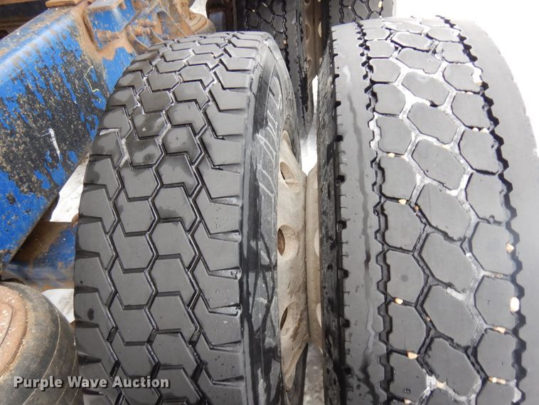 image for item IA9354 2002 Mack CX613  semi truck