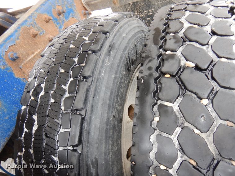 image for item IA9354 2002 Mack CX613  semi truck