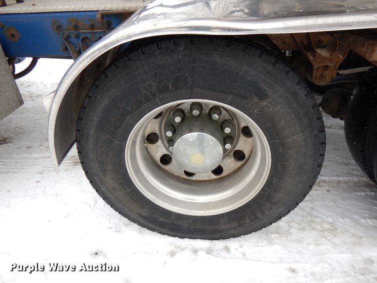 image for item IA9354 2002 Mack CX613  semi truck