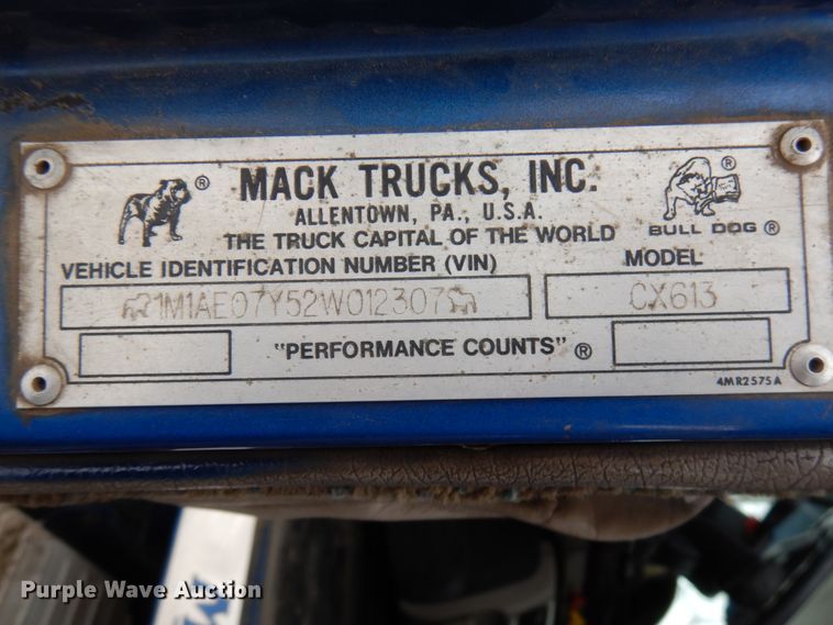 image for item IA9354 2002 Mack CX613  semi truck
