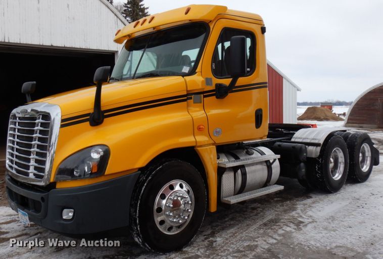 image for item IA9367 2013 Freightliner Cascadia  semi truck