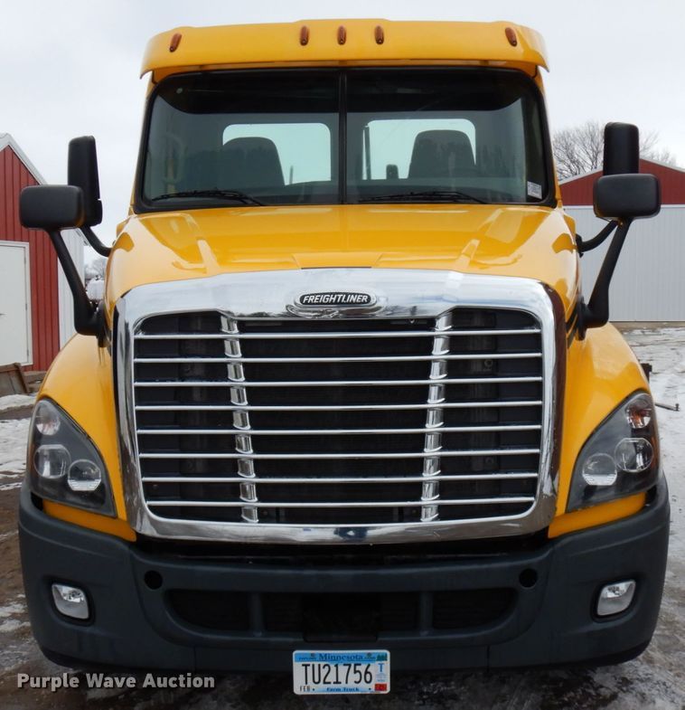 image for item IA9367 2013 Freightliner Cascadia  semi truck