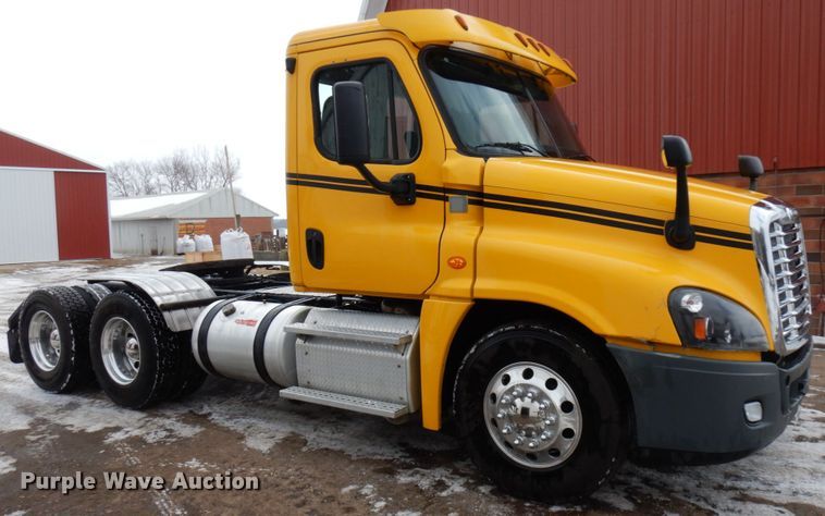 image for item IA9367 2013 Freightliner Cascadia  semi truck