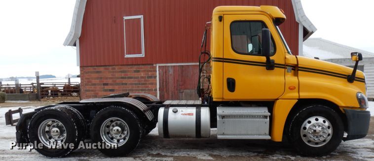 image for item IA9367 2013 Freightliner Cascadia  semi truck