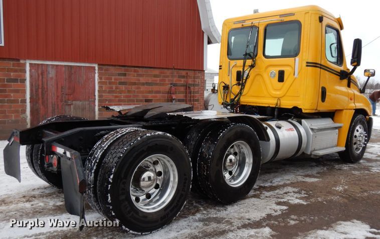 image for item IA9367 2013 Freightliner Cascadia  semi truck