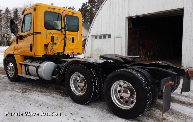 image for item IA9367 2013 Freightliner Cascadia  semi truck