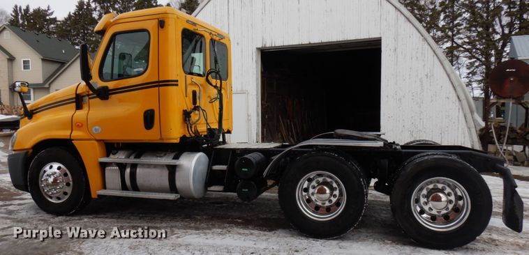 image for item IA9367 2013 Freightliner Cascadia  semi truck