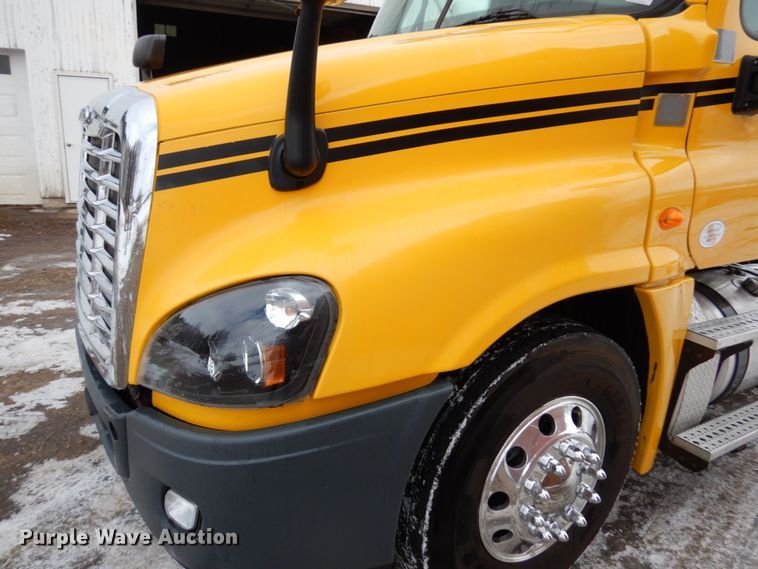 image for item IA9367 2013 Freightliner Cascadia  semi truck