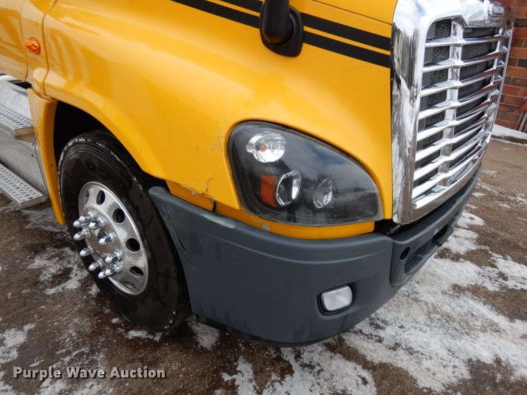 image for item IA9367 2013 Freightliner Cascadia  semi truck