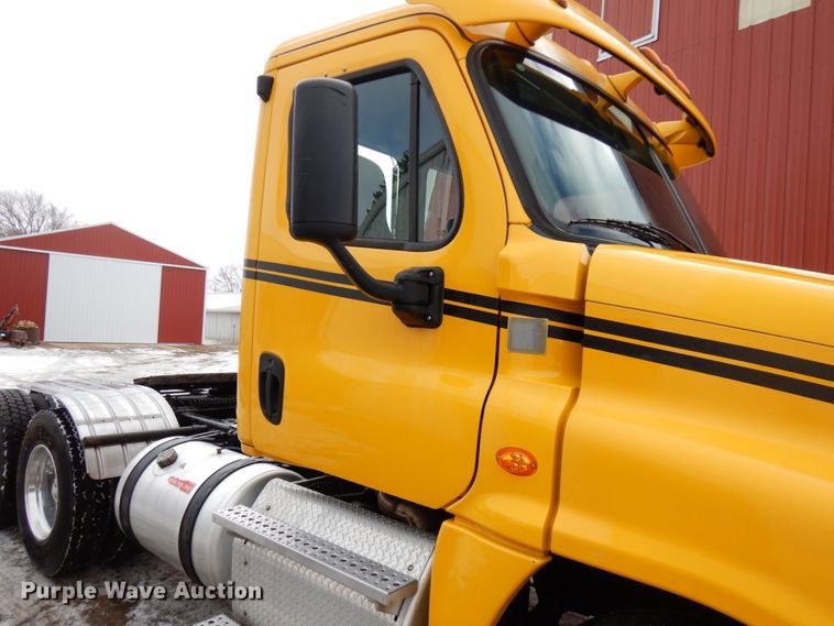 image for item IA9367 2013 Freightliner Cascadia  semi truck