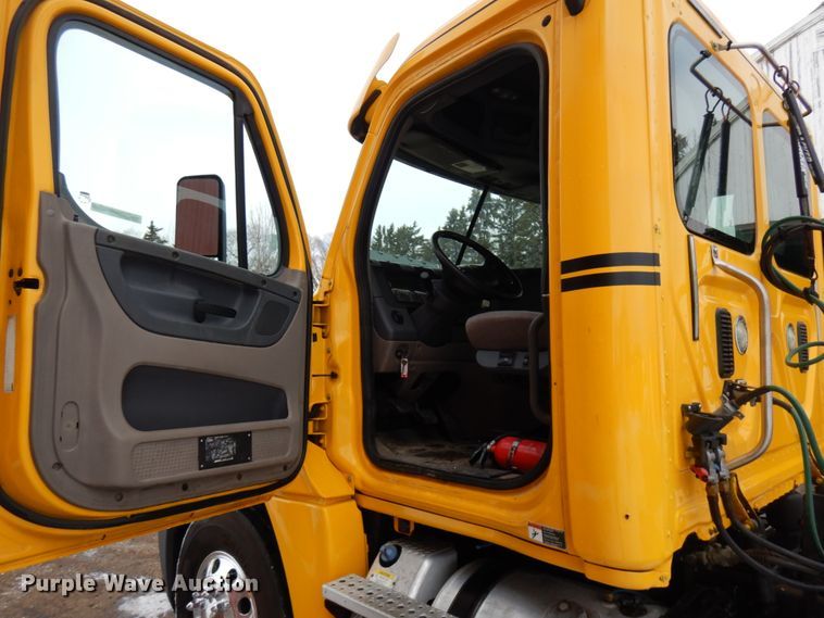 image for item IA9367 2013 Freightliner Cascadia  semi truck