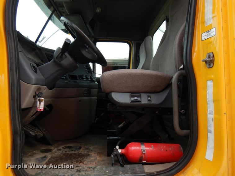 image for item IA9367 2013 Freightliner Cascadia  semi truck