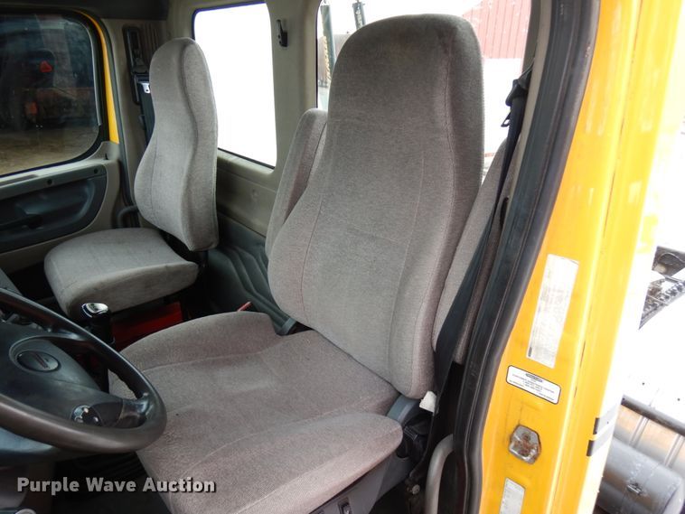 image for item IA9367 2013 Freightliner Cascadia  semi truck