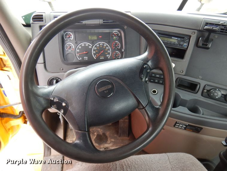 image for item IA9367 2013 Freightliner Cascadia  semi truck