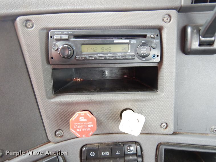 image for item IA9367 2013 Freightliner Cascadia  semi truck