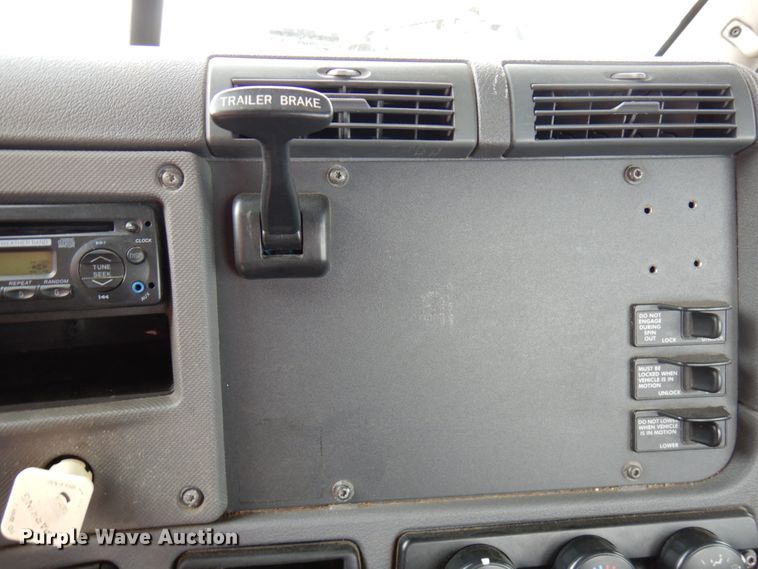 image for item IA9367 2013 Freightliner Cascadia  semi truck