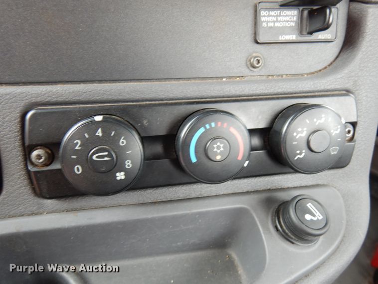 image for item IA9367 2013 Freightliner Cascadia  semi truck