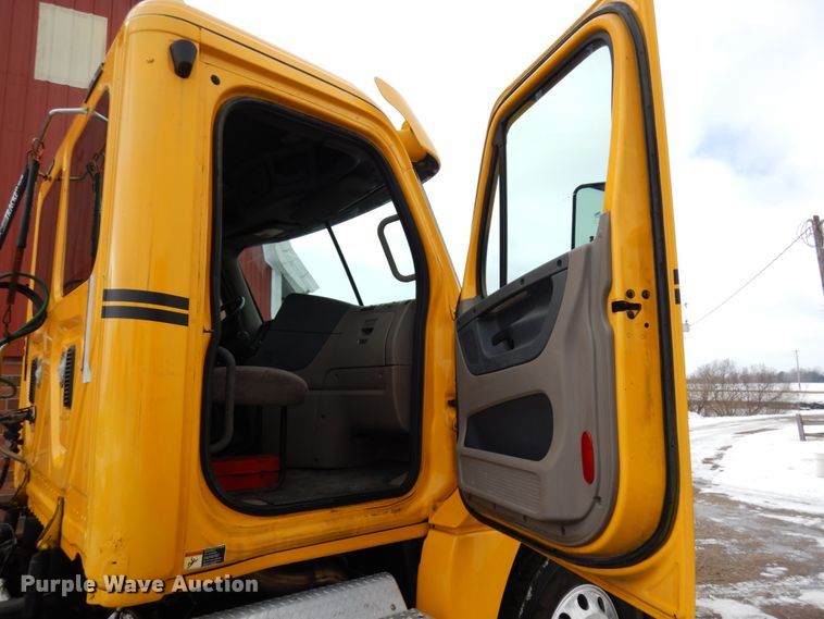 image for item IA9367 2013 Freightliner Cascadia  semi truck