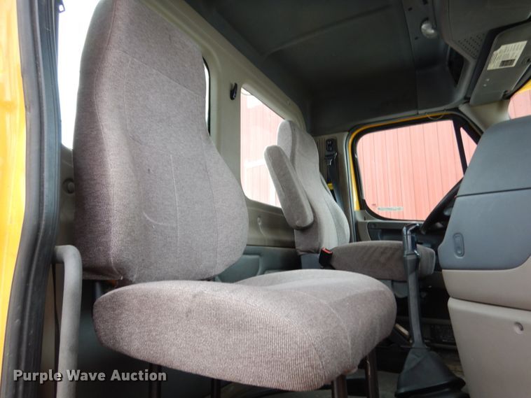 image for item IA9367 2013 Freightliner Cascadia  semi truck