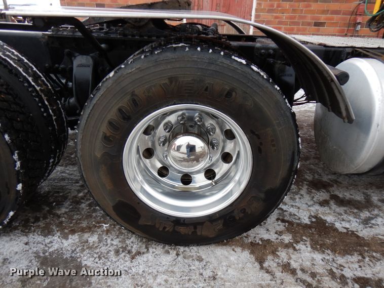 image for item IA9367 2013 Freightliner Cascadia  semi truck