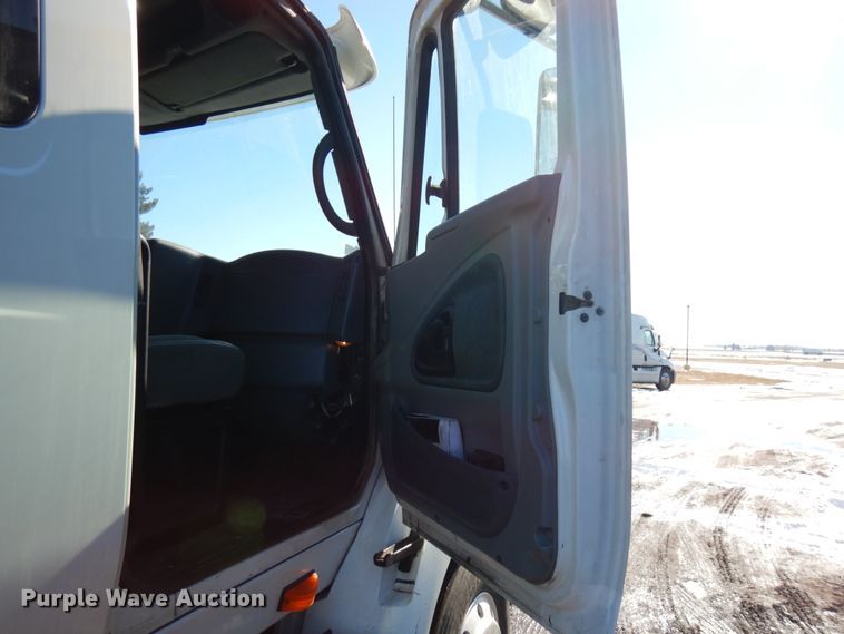 image for item IA9412 2007 International 8600  semi truck