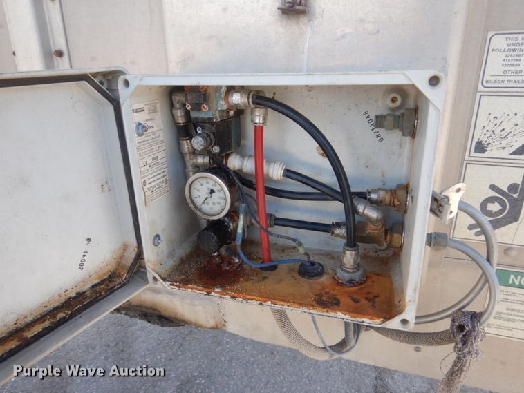 image for item IK9789 2005 Wilson PSDCL-402  livestock trailer