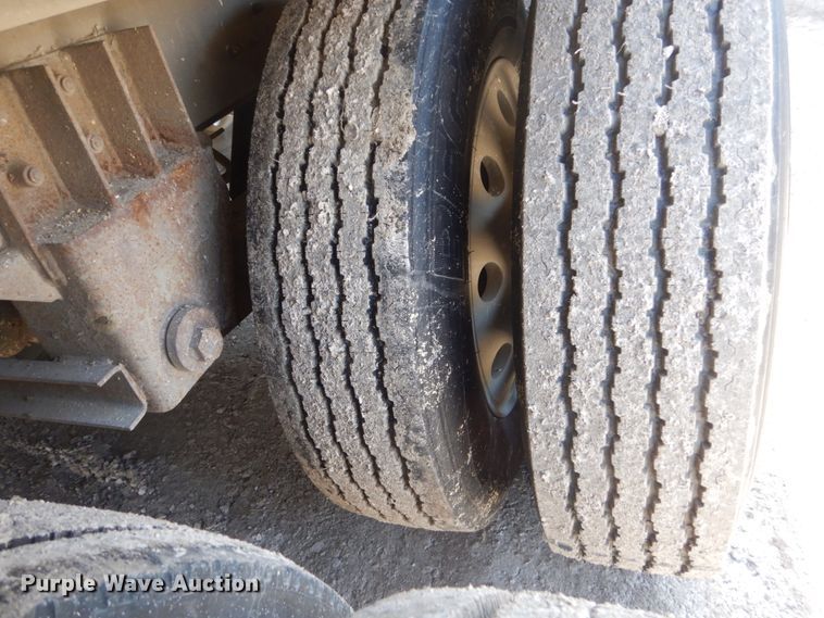 image for item IK9789 2005 Wilson PSDCL-402  livestock trailer