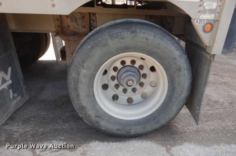 image for item IK9789 2005 Wilson PSDCL-402  livestock trailer