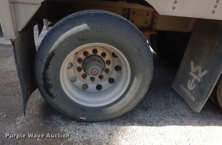 image for item IK9789 2005 Wilson PSDCL-402  livestock trailer