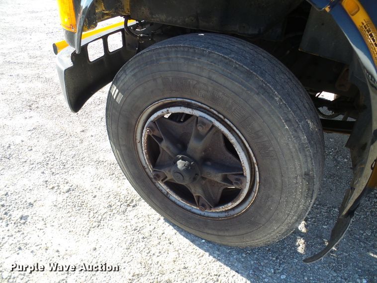 image for item DC2872 2000 International 3800  school bus