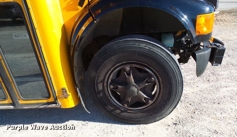 image for item DC2872 2000 International 3800  school bus