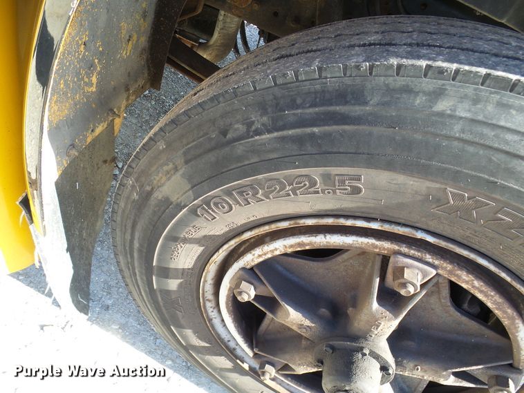 image for item DC2872 2000 International 3800  school bus