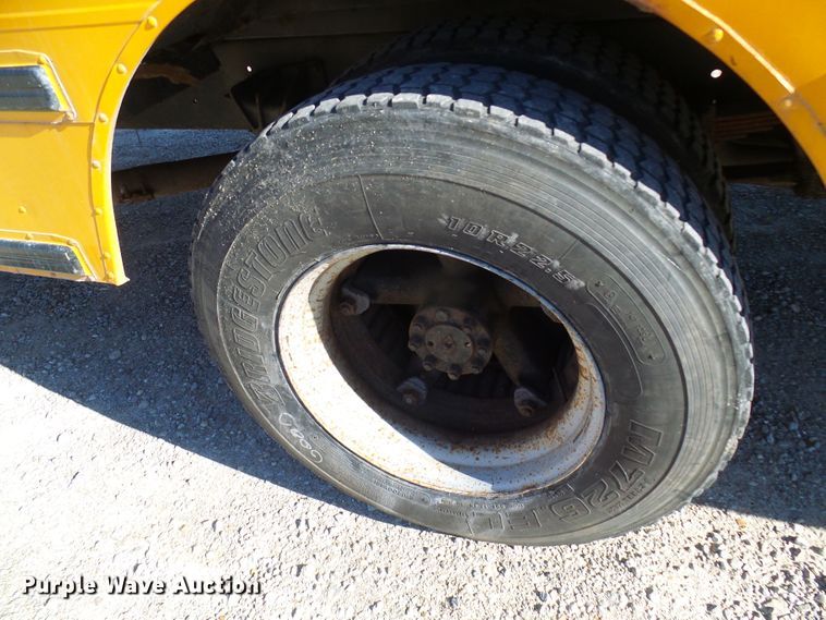 image for item DC2872 2000 International 3800  school bus