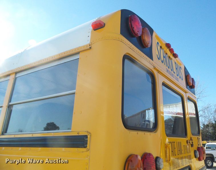 image for item DC2872 2000 International 3800  school bus