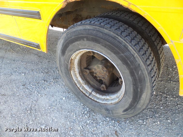 image for item DC2872 2000 International 3800  school bus