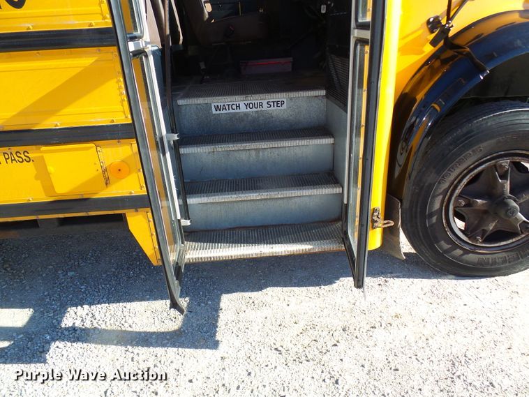 image for item DC2872 2000 International 3800  school bus